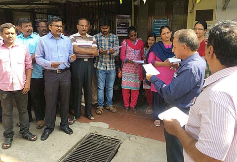 கரூரில் வங்கி அதிகாரிகள் வேலைநிறுத்தம்