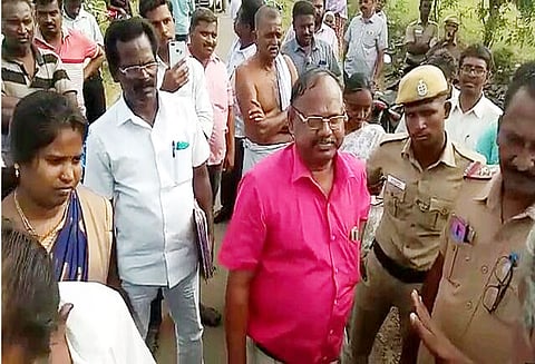 வயல்கள் வழியாக உயர்கோபுர மின்பாதை அமைக்க எதிர்ப்பு; அதிகாரிகளை விவசாயிகள் முற்றுகை