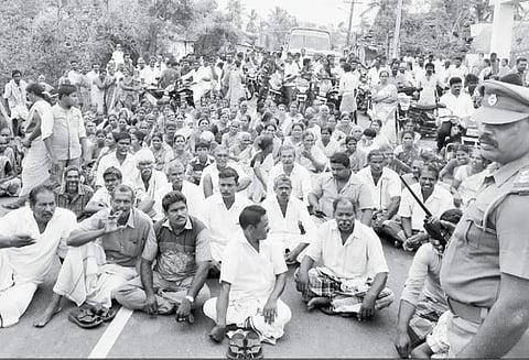 திருவாரூர் அருகே புயல் நிவாரணம் வழங்கக்கோரி கிராம மக்கள் சாலை மறியல் - போக்குவரத்து பாதிப்பு