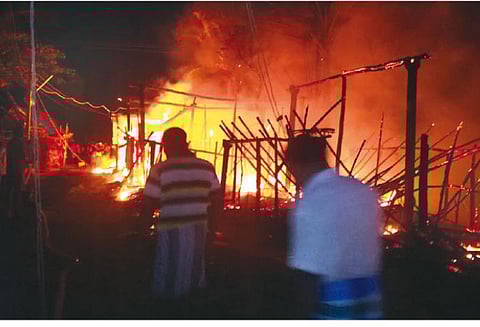 பாகூர் அருகே தீ விபத்து 10 குடிசை வீடுகள் எரிந்து சேதம்