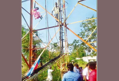 செருவாமணியில் இருந்து மின்வினியோகம் வழங்கக்கோரி செல்போன் கோபுரத்தில் ஏறி கிராம மக்கள் போராட்டம் - 8 பேர் மீது வழக்குப்பதிவு