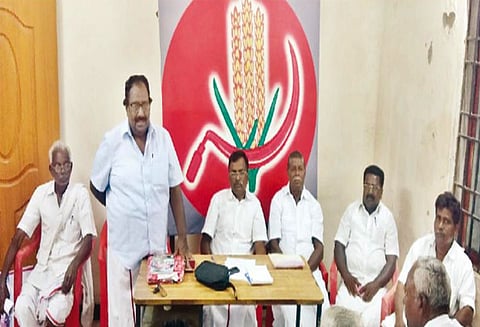 கஜா புயலால் பாதிக்கப்பட்ட அனைவருக்கும் பாகுபாடின்றி நிவாரணம் வழங்க வேண்டும் - விவசாய தொழிலாளர் சங்க கூட்டத்தில் தீர்மானம்