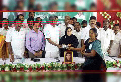 707 பெண்களுக்கு தாலிக்கு தங்கம், திருமண நிதியுதவி அமைச்சர்கள் கே.சி.வீரமணி, நிலோபர்கபில் வழங்கினர்