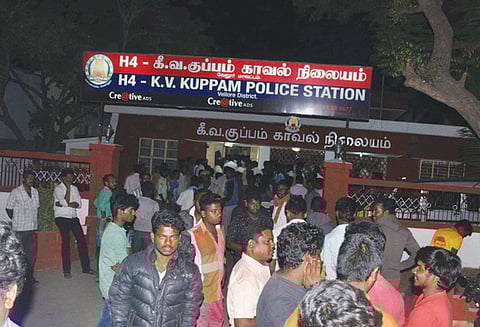 கே.வி.குப்பம் போலீஸ் நிலையத்தை பா.ம.க.வினர் முற்றுகை