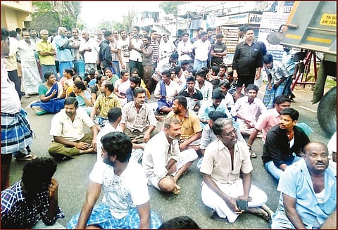 மன்னார்குடியில் லாரி மோதி மாணவி படுகாயம் வேகத்தடை அமைக்கக்கோரி பொதுமக்கள் சாலை மறியல்