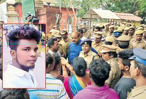 விசாரணைக்கு அழைத்துச்செல்லப்பட்டவர்: போலீஸ் நிலையத்தில் வாலிபர் சாவு அடித்துக்கொன்றதாக உறவினர்கள் முற்றுகை