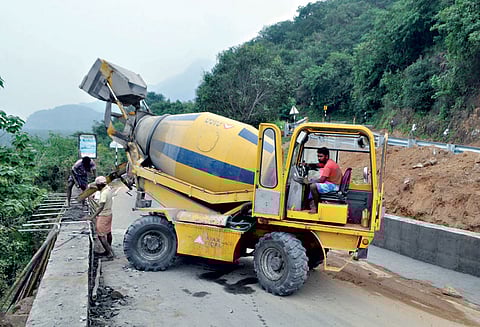 பழனி-கொடைக்கானல் மலைப்பாதையில் தடுப்புச்சுவர் சீரமைக்கும் பணி தீவிரம்