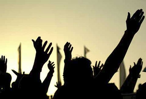 பள்ளிப்பட்டு அருகே குடிநீர் வழங்கக்கோரி பொதுமக்கள் சாலை மறியல் போக்குவரத்து பாதிப்பு