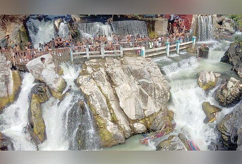 விடுமுறை நாளையொட்டி ஒகேனக்கல்லில் குவிந்த சுற்றுலா பயணிகள் அருவியில் குளித்தும், பரிசலில் சென்றும் மகிழ்ந்தனர்