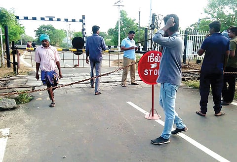 கரூர் அருகே வேன் மோதி ரெயில்வே கேட் சேதம் போக்குவரத்து பாதிப்பு