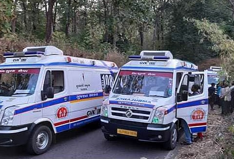 குஜராத்: சுற்றுலா பஸ் கவிழ்ந்த விபத்தில் 8 மாணவர்கள் உள்பட 10 பேர் பலி