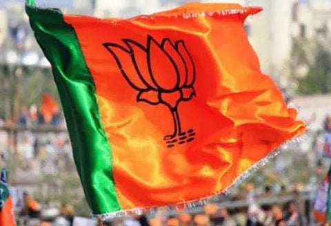 கர்நாடகத்தில் மந்திரி பதவி கிடைக்காத காங்கிரஸ் அதிருப்தி எம்.எல்.ஏ.க்கள் 12 பேரை இழுக்க பா.ஜனதா முயற்சி