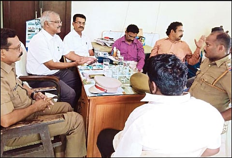 பாரடைஸ் பீச்சில் ஆங்கில புத்தாண்டு கொண்டாட்டம்: பாதுகாப்பு ஏற்பாடுகள் குறித்து அதிகாரிகள் ஆலோசனை