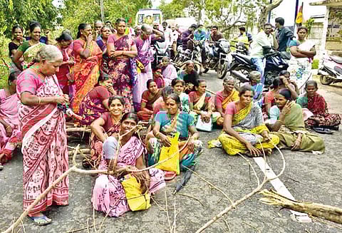 நிவாரண பொருட்கள் வழங்கக்கோரி சாலையில் மரக்கிளைகளை போட்டு கிராமமக்கள் மறியல் - 1 மணிநேரம் போக்குவரத்து பாதிப்பு