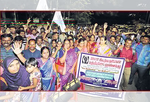 சென்னை டி.பி.ஐ. வளாகம் முன்பு உண்ணாவிரதம் இருந்த 1400 இடைநிலை ஆசிரியர்கள் கைது ராஜரத்தினம் மைதானத்தில் தங்கவைப்பு