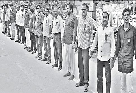 திருவாரூரில் கிராம நிர்வாக அதிகாரிகள் மனித சங்கிலி போராட்டம்