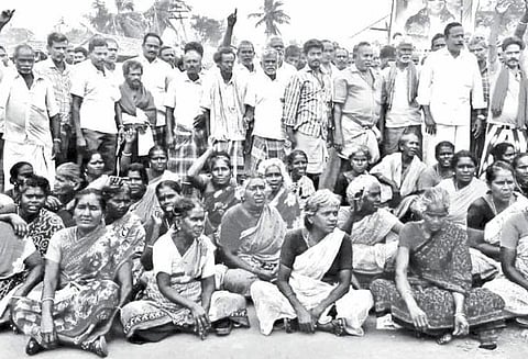 புயல் பாதிப்பை மூடி மறைக்க அதிகாரிகள் முயற்சி செய்வதாக கூறி தஞ்சையில், 3 இடங்களில் கிராம மக்கள் சாலை மறியல்