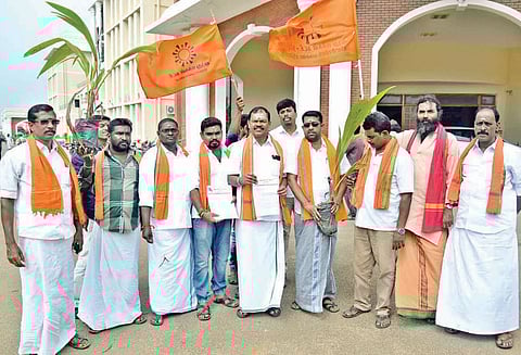 கஜா புயலால் பாதிக்கப்பட்ட விவசாயிகளுக்கு தென்னங்கன்றுகளை அரசே இலவசமாக வழங்க வேண்டும் - தஞ்சையில், அர்ஜூன் சம்பத் பேட்டி