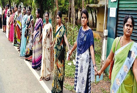 பல்வேறு கோரிக்கைகளை வலியுறுத்தி கிராம நிர்வாக அலுவலர்கள் மனிதசங்கிலி போராட்டம்