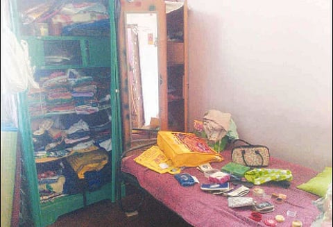 துறையூர் அருகே 2 வீடுகளின் பூட்டை உடைத்து நகை-பணம் திருட்டு: மர்மநபர்களுக்கு வலைவீச்சு