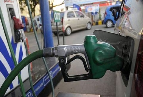 பெட்ரோல் விலை 7 காசுகள் குறைவு, டீசல் விலையில் எந்த மாற்றமும் இல்லை