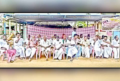 மன்னார்குடி அருகே புயல் நிவாரணம் வழங்கக்கோரி விவசாயிகள் உண்ணாவிரதம் - 30 பேர் கைது