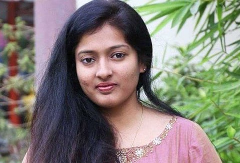 பெண்கள் சபரிமலை செல்ல அடம்பிடிப்பதா? நடிகை காயத்ரி ரகுராம் எதிர்ப்பு