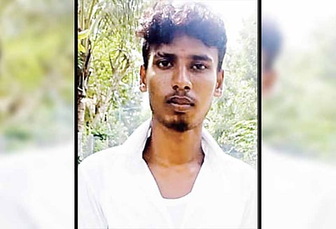 கார் மீது மோட்டார் சைக்கிள் மோதிய விபத்தில் படுகாயமடைந்த என்ஜினீயர் சாவு