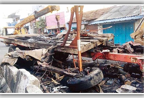 பவானியில் ஓடும் லாரி தீப்பிடித்து எரிந்தது