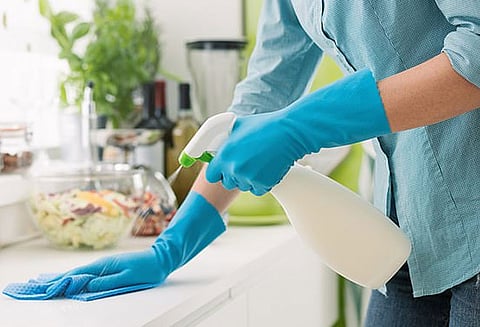 வலிப்பு நோய்க்கு சிகிச்சை பெற்ற சிறுமியை படுக்கையில் கட்டி போட்டு சில்மிஷத்தில் ஈடுபட்ட ஊழியர் கைது