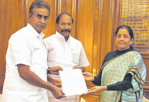 உள்ளாட்சி அமைப்புகளுக்கு நிலுவையில் உள்ள மானியத்தை விடுவிக்க நடவடிக்கை நிர்மலா சீதாராமனிடம், தமிழக அமைச்சர்கள் மனு