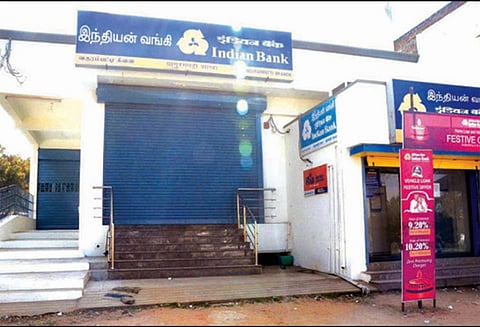 மாவட்டத்தில் வங்கி ஊழியர்கள் வேலைநிறுத்தம் - ரூ.200 கோடி பணபரிவர்த்தனை முடங்கியது