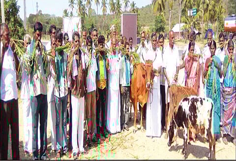 உயர்மின்கோபுரங்கள் அமைக்க எதிர்ப்பு: சோளத்தட்டு சாப்பிட்டு விவசாயிகள் போராட்டம் - வாழப்பாடி அருகே பரபரப்பு