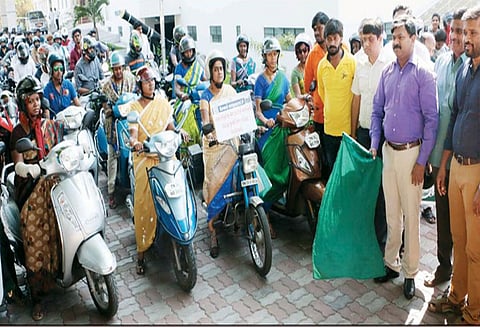 பிளாஸ்டிக் பயன்பாட்டினை தவிர்ப்பது குறித்து சேலத்தில் இருசக்கர வாகன விழிப்புணர்வு ஊர்வலம் - மாநகராட்சி ஆணையாளர் தொடங்கி வைத்தார்