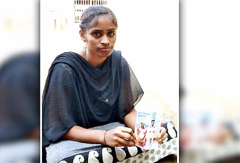 விருத்தாசலம் அருகே, காதல் கணவருடன் சேர்த்து வைக்கக்கோரி இளம்பெண் தர்ணா - திருமணமான 6 மணி நேரத்தில் தாலியை கழற்றிவிட்டதாக புகார்