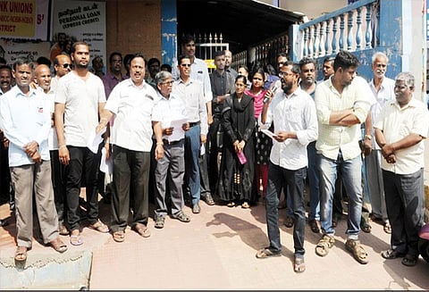 திருவண்ணாமலை மாவட்டத்தில் 9 தொழிற்சங்கத்தினர் வேலைநிறுத்தத்தால் வங்கி பணிகள் முடங்கின - ரூ.700 கோடி பண பரிவர்த்தனை பாதிப்பு