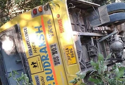 இமாச்சல பிரதேசத்தில் பேருந்து கவிழ்ந்து விபத்து: 35 மாணவர்கள் காயம்