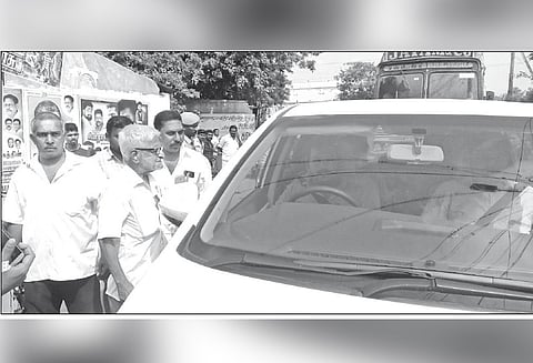 கும்பகோணத்தில் பரபரப்பு: அ.தி.மு.க. விளம்பர பேனரை அகற்றக்கோரி டிராபிக் ராமசாமி போராட்டம் அலுவலகத்தில் திருட்டு நடந்ததாக கூறி, போலீஸ் அதிகாரியிடம் வாக்குவாதம்