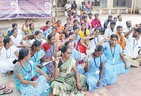 திருச்சி அரசு மருத்துவமனையில் ஒப்பந்த தொழிலாளர்கள் திடீர் போராட்டம்