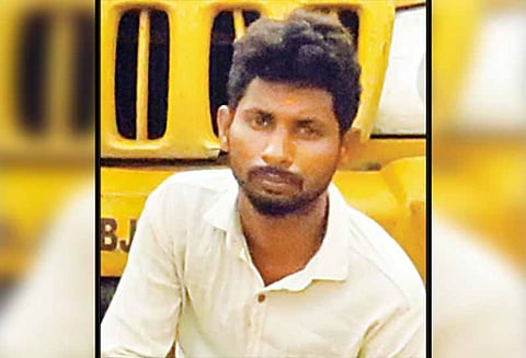 உளுந்தூர்பேட்டை அருகே மினி லாரியில் கடத்திய 1,050 லிட்டர் சாராயம் பறிமுதல் - டிரைவர் கைது