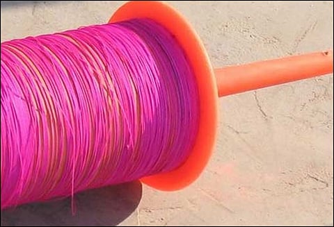 இருசக்கர வாகனத்தில் சென்ற அரசு டாக்டரின் கழுத்தை அறுத்த காற்றாடி மாஞ்சா கயிறு