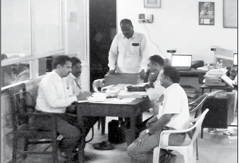 பத்திரப்பதிவு இணைப்பதிவாளர் அலுவலகத்தில் லஞ்ச ஒழிப்பு போலீசார் திடீர் சோதனை கணக்கில் வராத ரூ.1¾ லட்சம் சிக்கியது