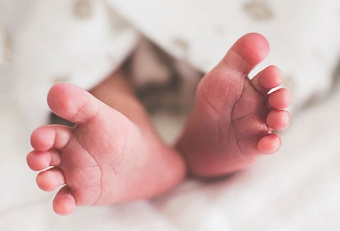 வரதட்சணை கொடுமையால் தீக்குளித்து கர்ப்பிணி தற்கொலை முயற்சி - பெண் குழந்தை இறந்தே பிறந்தது