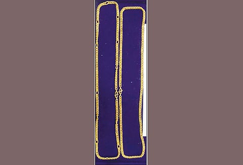 திருச்சி விமான நிலையத்தில் ரூ.8 லட்சம் கடத்தல் தங்க நகைகள் பறிமுதல் - 2 பேரிடம் அதிகாரிகள் விசாரணை