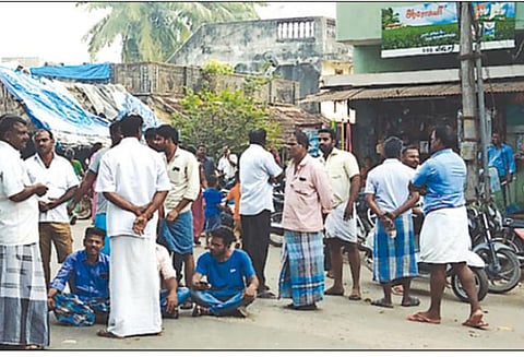 சேதராப்பட்டில் காங்கிரஸ் கட்சி கொடி கம்பம் அமைக்க எதிர்ப்பு கிராம மக்கள் சாலைமறியல்