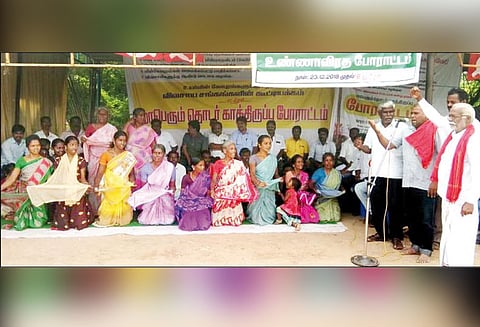 உயர்மின் கோபுரங்கள் அமைக்க எதிர்ப்பு: பிச்சை எடுக்கும் போராட்டத்தில் ஈடுபட்ட விவசாயிகள்