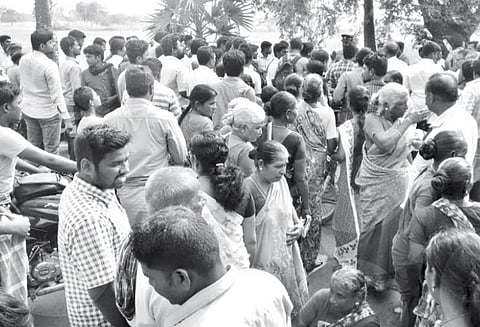 புயல் நிவாரண பொருட்களை ஏற்றி செல்ல முயன்ற வாகனத்தை சிறைபிடித்து கிராம மக்கள் சாலை மறியல் - போக்குவரத்து பாதிப்பு