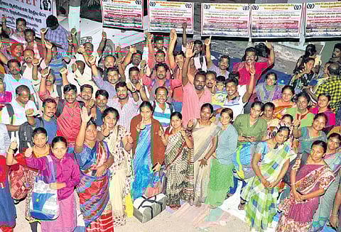 கோரிக்கையை வலியுறுத்தி சென்னையில் 6 நாட்களாக நடைபெற்ற ஆசிரியர்கள் போராட்டம் வாபஸ் அரசு அளித்த உத்தரவாதத்தை ஏற்று உண்ணாவிரதத்தை கைவிட்டனர்