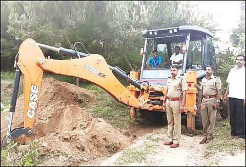 சங்கராபரணி ஆற்றில் மணல் கடத்தலை தடுக்க போலீசார் நடவடிக்கை பள்ளம் தோண்டி பாதை துண்டிப்பு