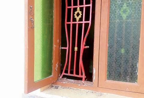 அறந்தாங்கியில் வீட்டில் 10 பவுன் நகைகள் திருட்டு ஜன்னல் கம்பியை வளைத்து மர்ம நபர்கள் கைவரிசை